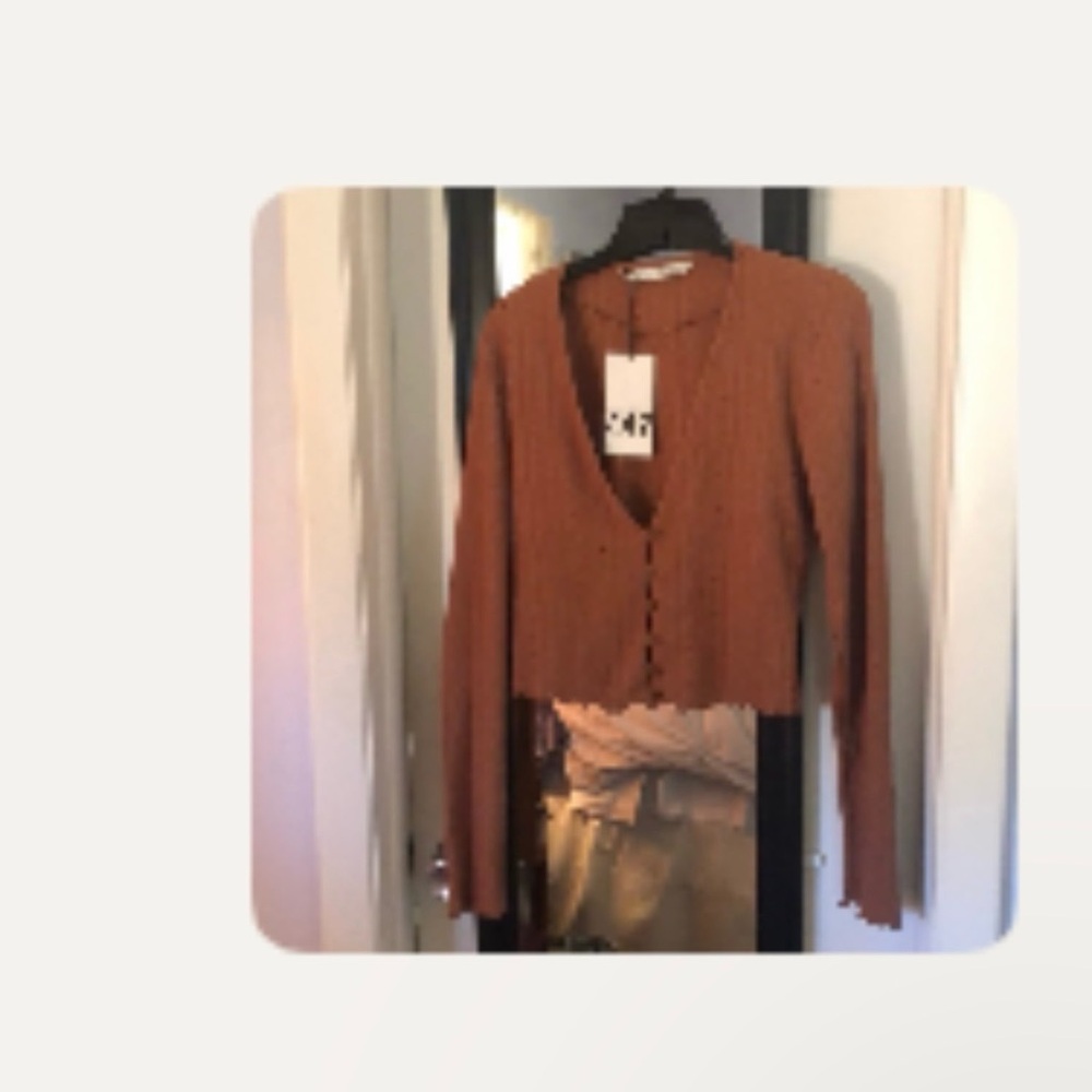 NWT ZARA Rust Button-Up Cardigan
Pit to pit is 17 inches. Shoulder to hem is 18”